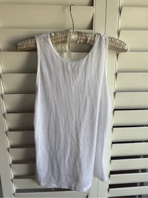 Lulelemon White Sleeveless Tank Top sz 2 thumbnail 2