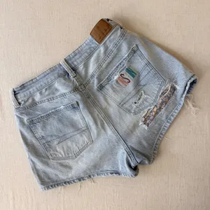 American Eagle Mom Short‎ Light Wash Distressed Rainbow Sunshine Denim Size 2 thumbnail 2