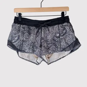 Lululemon Women Shorts Black Hotty Hot Paisley Low Rise Stretch Athletic Size 6 thumbnail 3
