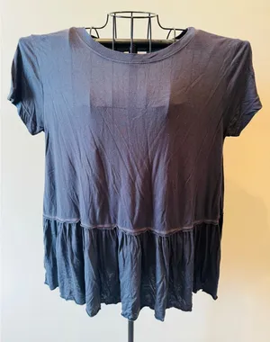 Truly Madly Deeply Peplum Tee Womens Small Soft Charcoal Gray Crewneck thumbnail 1