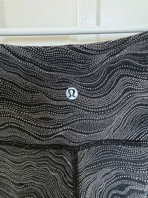 Lululemon Wunder Under Crop Leggings Size 4 Black White‎ Wave Print thumbnail 3