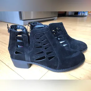 Bobbie Brooks Cut Out Booties Sz 7 Ladies Black NEW NWT thumbnail 3