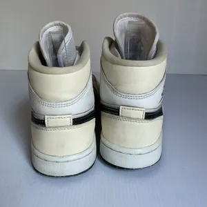 Air Jordan 1 Mid White Black Sail Women 5 Youth 3.5Y High Top Sneakers thumbnail 5