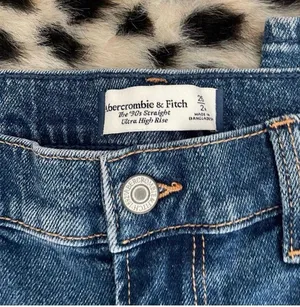 Abercrombie Dark Wash The 90s Straight Ultra High Rise Jeans thumbnail 2