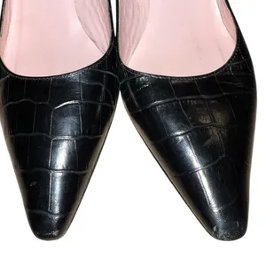 Isaac mizrahi Elegant Black Croc-Embossed Pumps thumbnail 5