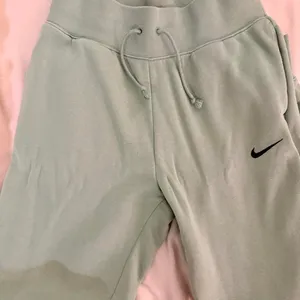 Nike Women's Sage Green Fleece Sweatpants Size M thumbnail 6