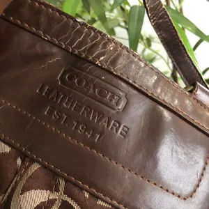 Coach 2000s Y2K Signature Optic Brown Gallery Leather Tote Shoulder Hand Bag Purse Brass Hardware #Preppy #Academia #Old Money #Vintage #Whimsygoth Some wear as pictured Approx 12” Wide x 9” Tall x 4.5” deep thumbnail 8