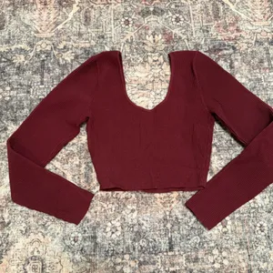 Aritzia Babaton Sculpt Knit Scoopneck Longsleeve‎ – Burgundy Maroon – Size M thumbnail 4