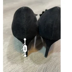 Journee Collection Marek Black Faux Suede Ruffle Pointed Toe Pumps 7.5 thumbnail 9
