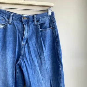 Universal Threads medium wash blue jeans relaxed wide leg style women's size 10 thumbnail 2
