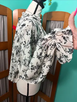 Lulu's Black & White Floral Ruffle V-Neck Blouse thumbnail 7