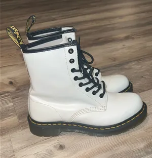 Dr Martens 1460 White Smooth Leather 8 Eye AirWair Combat Boots Woman size 8 thumbnail 1