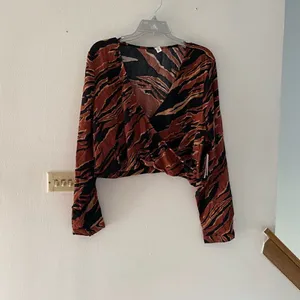 NWT BP Burnout Tiger Stripe Wrap Front Crop Top 1X Brown Animal Print Long Sleev thumbnail 2