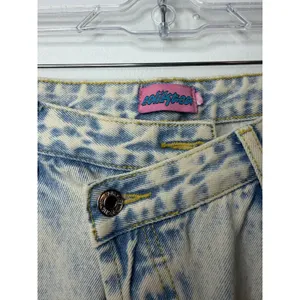 Edikted Asymmetrical Crossover Waist Acid Wash Boyfriend Baggy StraightLeg Jeans thumbnail 4