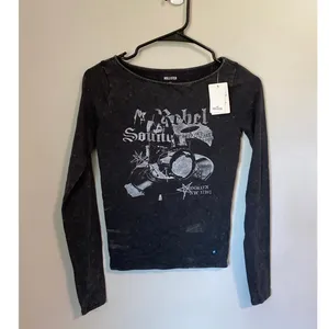 New Hollister Y2K Rebel South Brooklyn Graphic Long Sleeve Top Size XS thumbnail 2