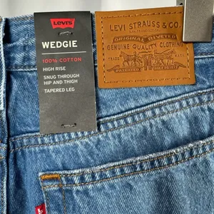 NWT Levi's Premium Wedgie Icon Fit Jeans in Medium‎ Blue Size 25 thumbnail 10