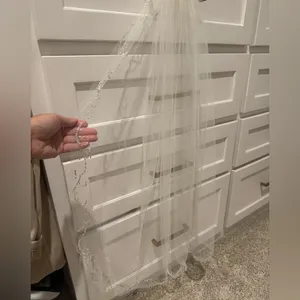 Wedding Veil, perfect condition. Worn for a couple of hours. 34” in length thumbnail 4