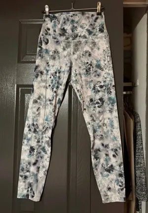 Lululemon Align Kaleidofloral Leggings Size 6 EUC thumbnail 1