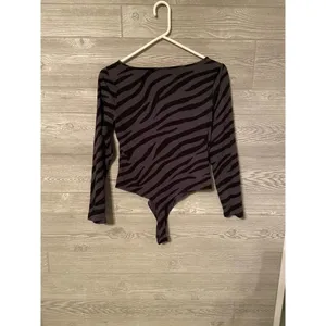 PINK Victoria's Secret Zebra Print Long Sleeve‎ Bodysuit Top Gray Black thumbnail 3