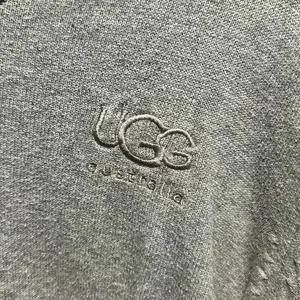 UGG AUSTRALIA GRAY VNECK OVERSIZED SWEATER thumbnail 2