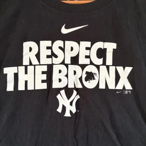 Nike New York Yankees Respect The Bronx Graphic T-Shirt Black Womens Small NKAF thumbnail 2