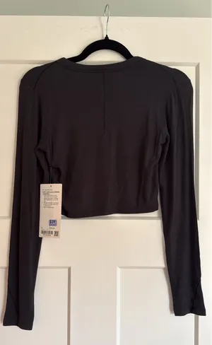 Lululemon Size 6 Hold Tight Long Sleeve in Black thumbnail 5
