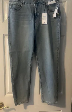 Straight Leg Women's Jeans in Light Blue Wash thumbnail 1