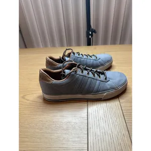 Adidas 7.5 Gray Canvas Sneakers Brown Accents Casual Stylish Footwear Mens thumbnail 4