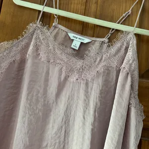 Nine West Cami Tank Top Women’s Large Dusty Rose Pink Lace Trim V Neck Satin thumbnail 2