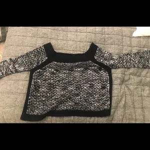 Boutique Super cute off the shoulder sweater thumbnail 3