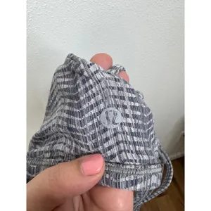 Lululemon Free To Be Wild Sports Bra Size 4‎ Grey White Strappy Yoga Gym Bra thumbnail 5