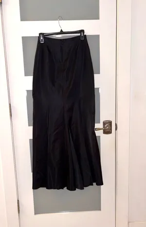Maria Coca long skirt in black stands out for its elegant satin finish and high-throw straight cut ideal for formal occasions. thumbnail 3