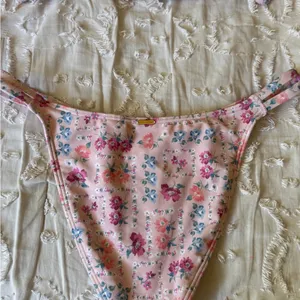 Hollister Size S/M Pink Floral Triangle Bikini Set thumbnail 10