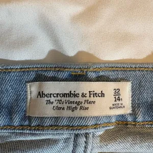 Abercrombie & Fitch ‘70s Vintage Flare Jeans Ultra High Rise Size 32 / 14R thumbnail 2