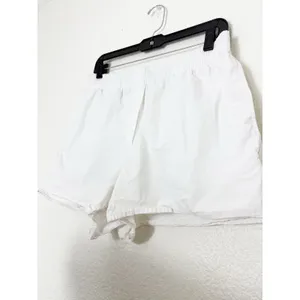 Aritzia Babaton Deakins 3" Shorts Size Medium White Boxer Comfy Casual thumbnail 9