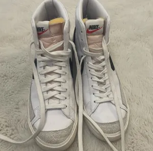 Nike White Blazers Mid thumbnail 2