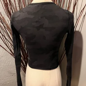 🌺Lululemon Wunder Train Black Camo Cropped Shirt Size 2🌺 thumbnail 4