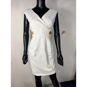 Helene Berman London White Textured 8 Pique V-Neck Gold Button Sheath Dress 8‎ thumbnail 7