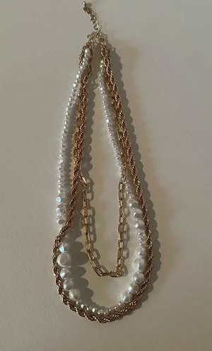 Elegant Gold and Pearl Necklace thumbnail 1