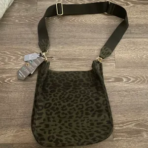 Baggallini NWT snap closure crossbody bag in dark green Cheetah print with RFID thumbnail 3