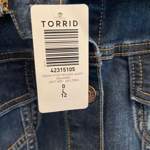 Torrid Denim Fitted Trucker Jacket Kalahari Wash Blue Jean 0 L 12 Western‎ NWT thumbnail 3