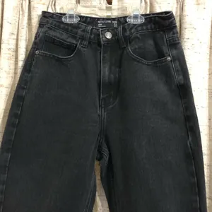 PrettyLittleThing Washed Black Ripped Knee Mom Jeans thumbnail 2