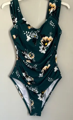 New with tags Cupshe Green and White Floral One Piece Swimsuit. Size XS thumbnail 1