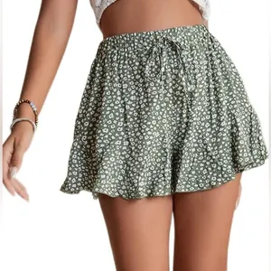 Green flower shorts Size 26 thumbnail 1