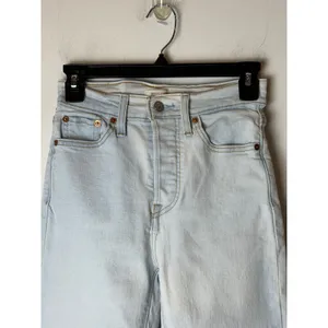 Levi's Wedgie Straight Jeans Women 25 Blue Light Wash Denim Button Fly Outdoor thumbnail 5