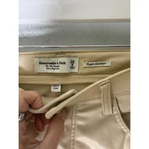 Abercrombie fitch tan the 90s ultra‎ high rise vegan leather pants size 28/6 thumbnail 4