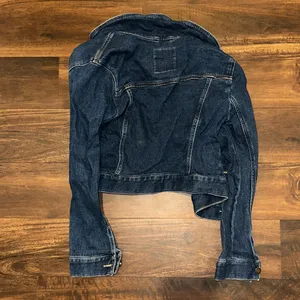 Hollister Dark Wash Crop Denim Jacket in Size Medium thumbnail 5