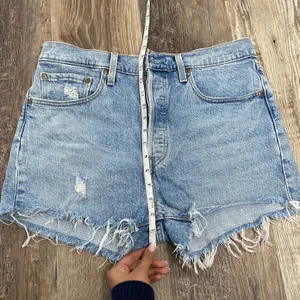 Levi's 501 High-Waisted Shorts thumbnail 6