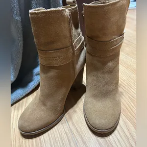 Light Tan Suede heeled Ankle Boots zipper on inside women’s 8M thumbnail 5