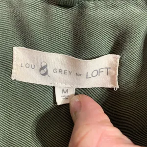 Loft green flowy top by Lou & Grey size Medium thumbnail 4